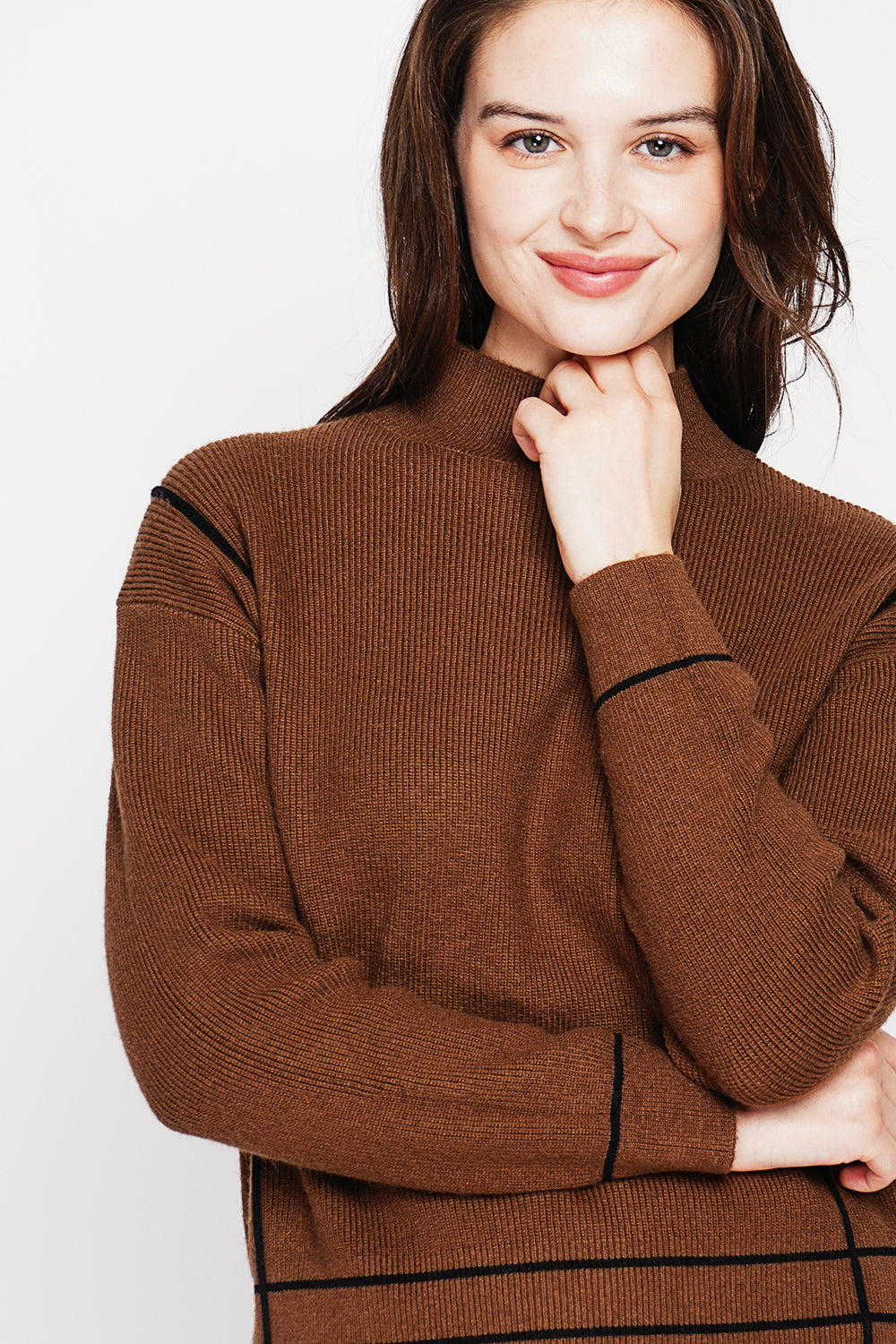 Two-tone oversized high neck sweater with long sleeves