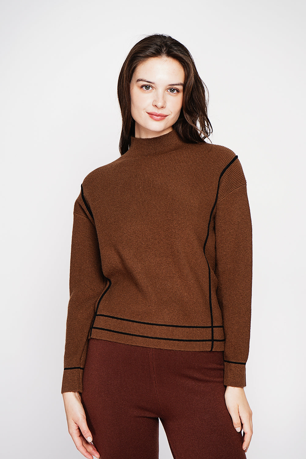 Two-tone oversized high neck sweater with long sleeves