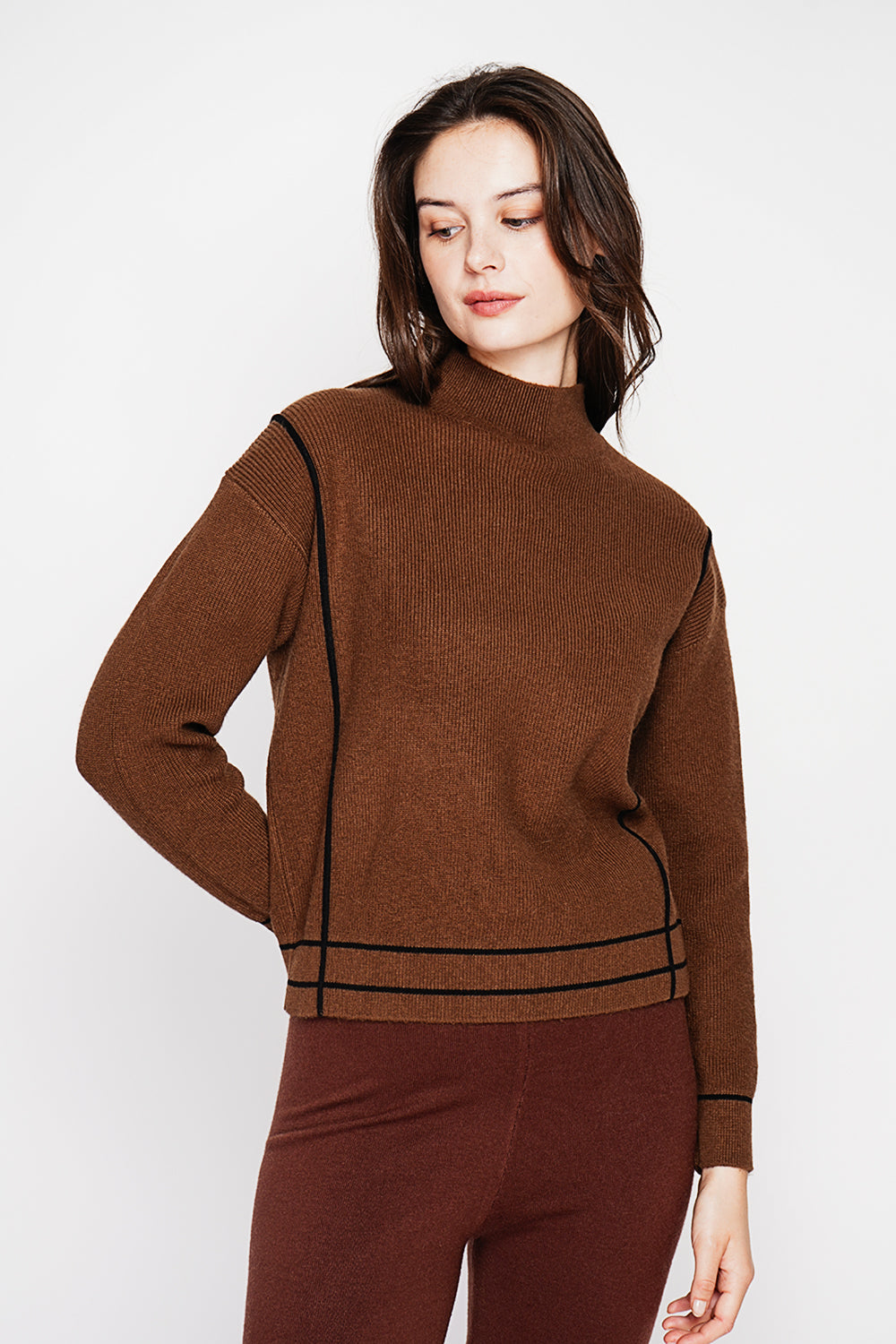 Two-tone oversized high neck sweater with long sleeves