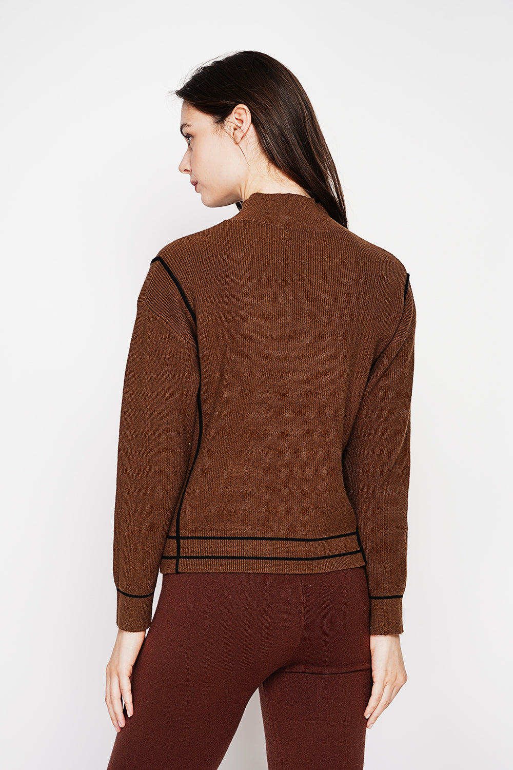 Two-tone oversized high neck sweater with long sleeves