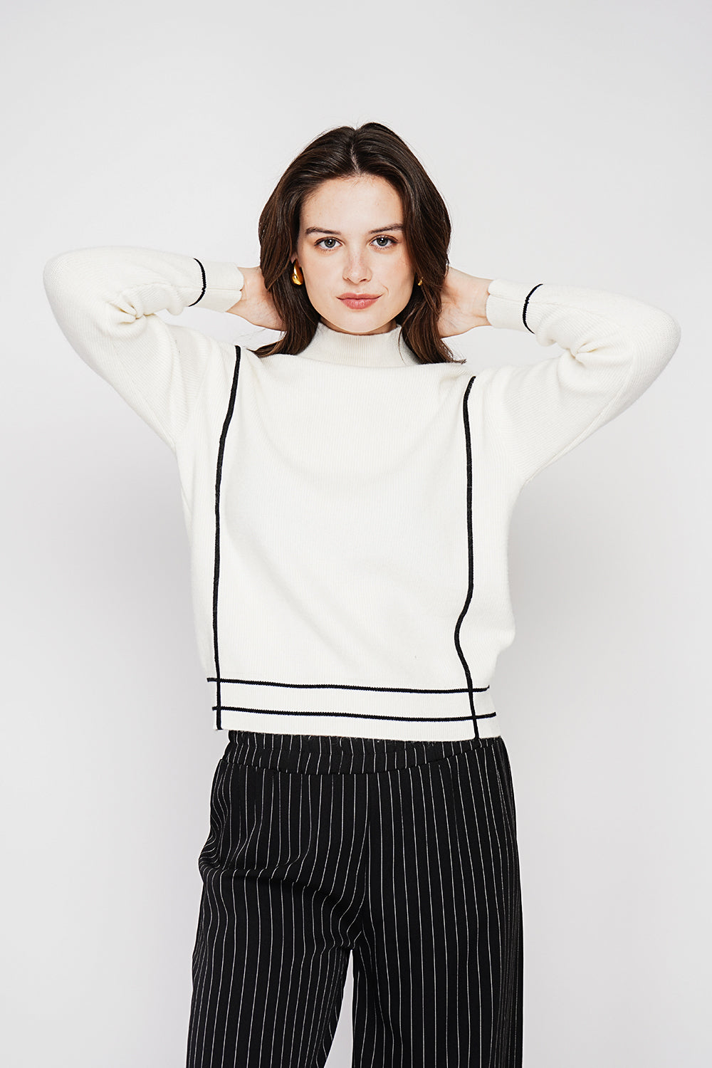 Two-tone oversized high neck sweater with long sleeves