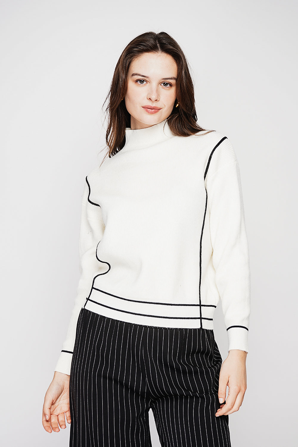 Two-tone oversized high neck sweater with long sleeves
