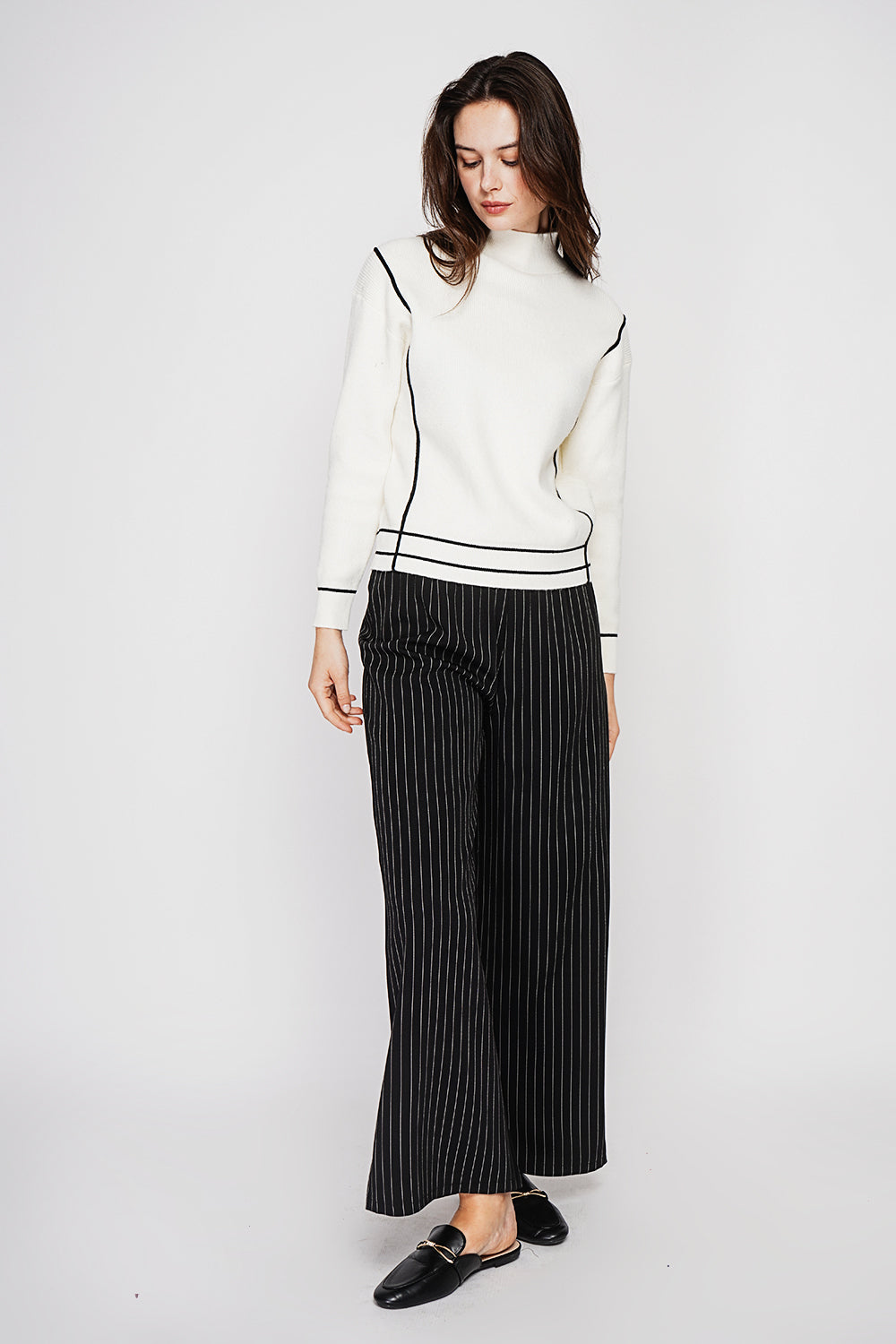 Two-tone oversized high neck sweater with long sleeves