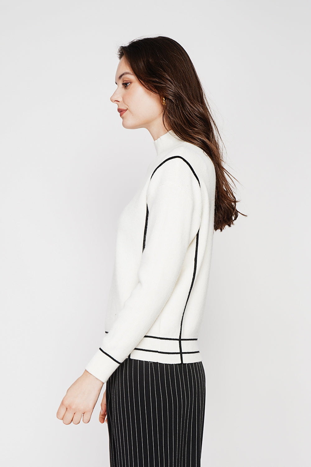 Two-tone oversized high neck sweater with long sleeves