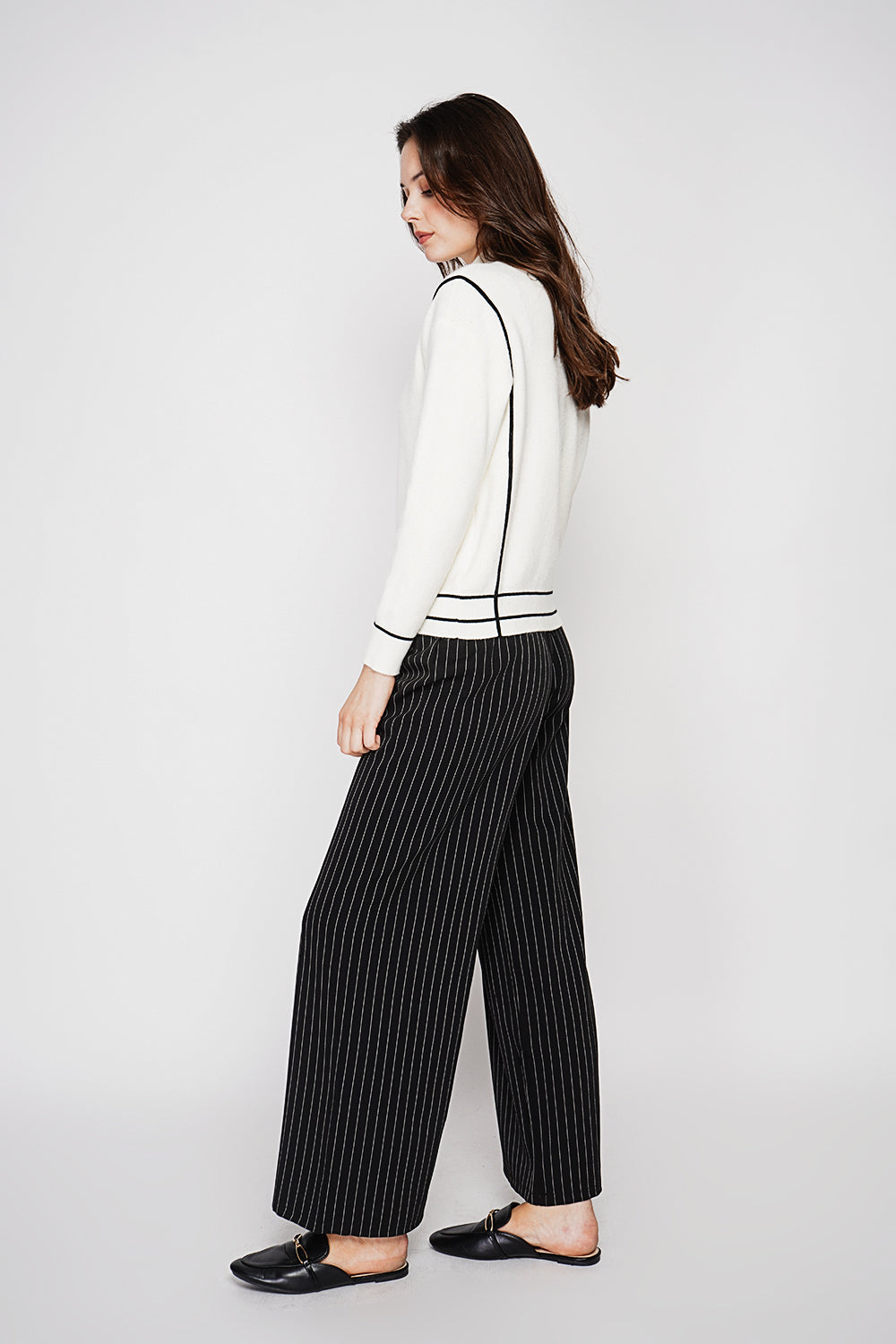 Two-tone oversized high neck sweater with long sleeves