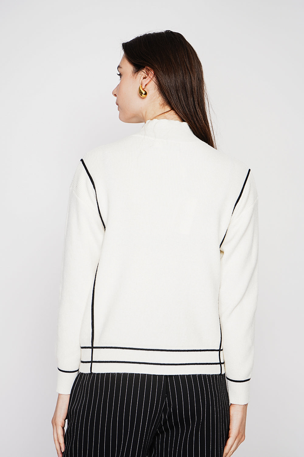 Two-tone oversized high neck sweater with long sleeves