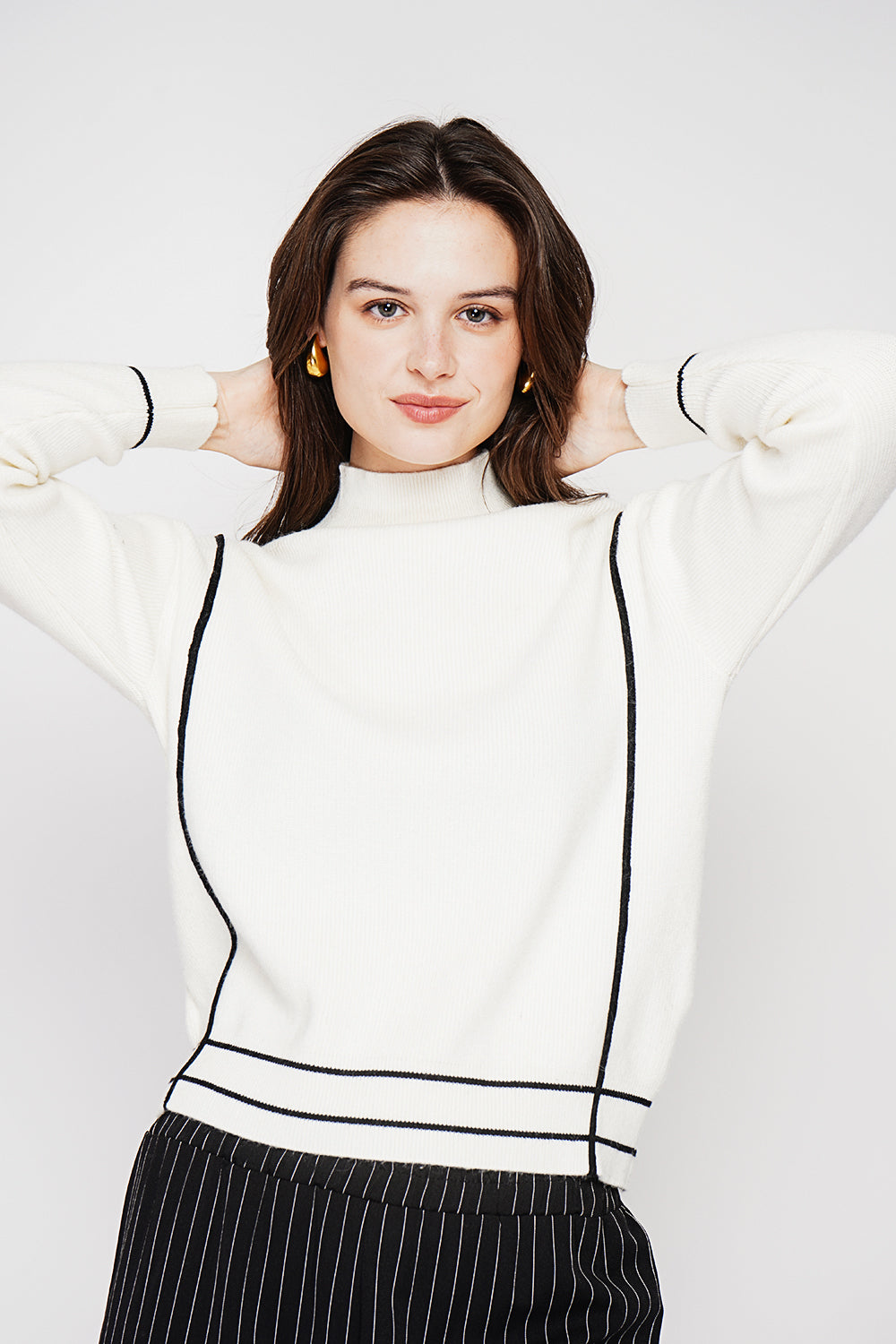 Two-tone oversized high neck sweater with long sleeves