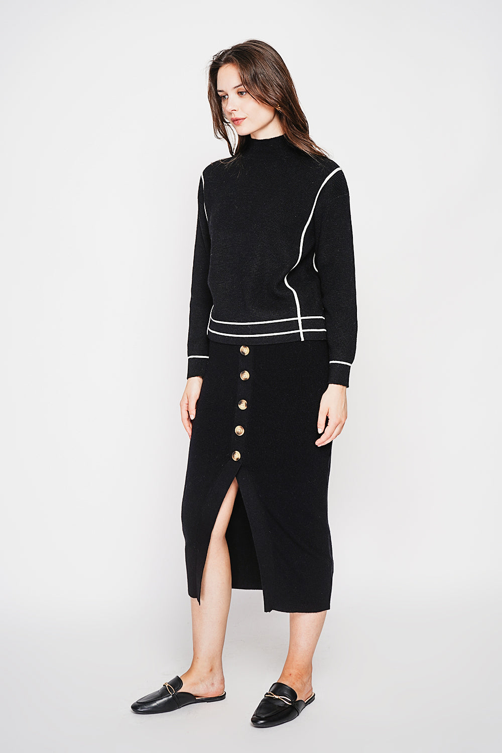 Two-tone oversized high neck sweater with long sleeves