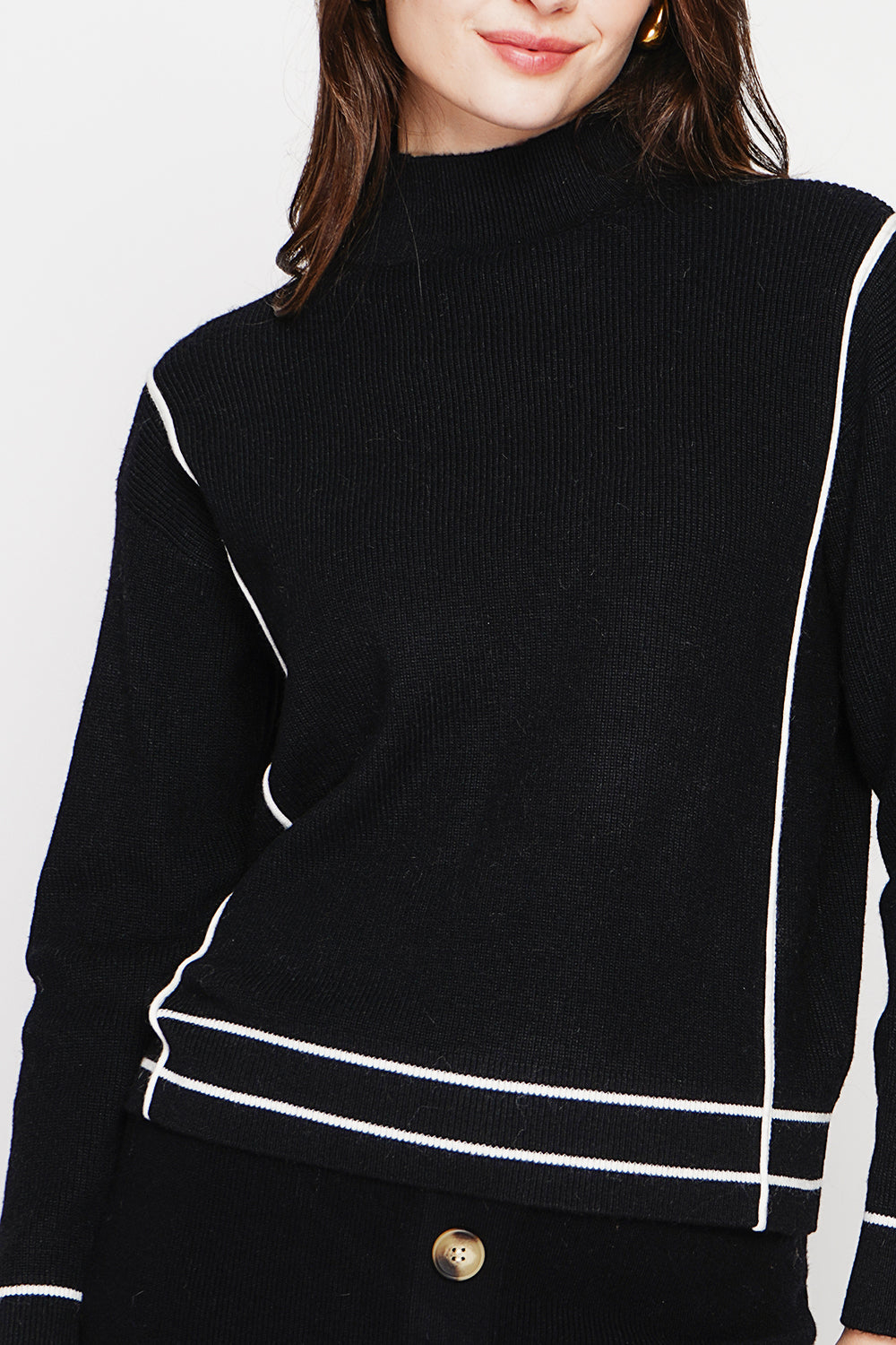 Two-tone oversized high neck sweater with long sleeves