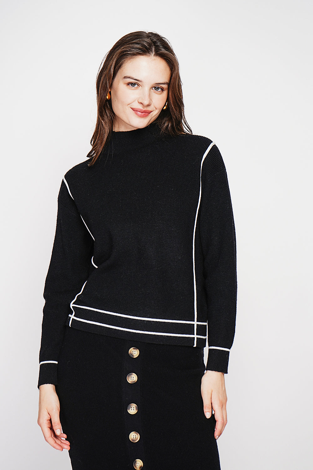 Two-tone oversized high neck sweater with long sleeves