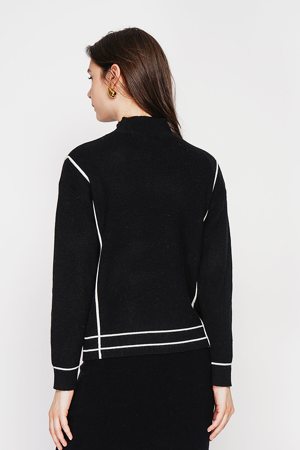 Two-tone oversized high neck sweater with long sleeves