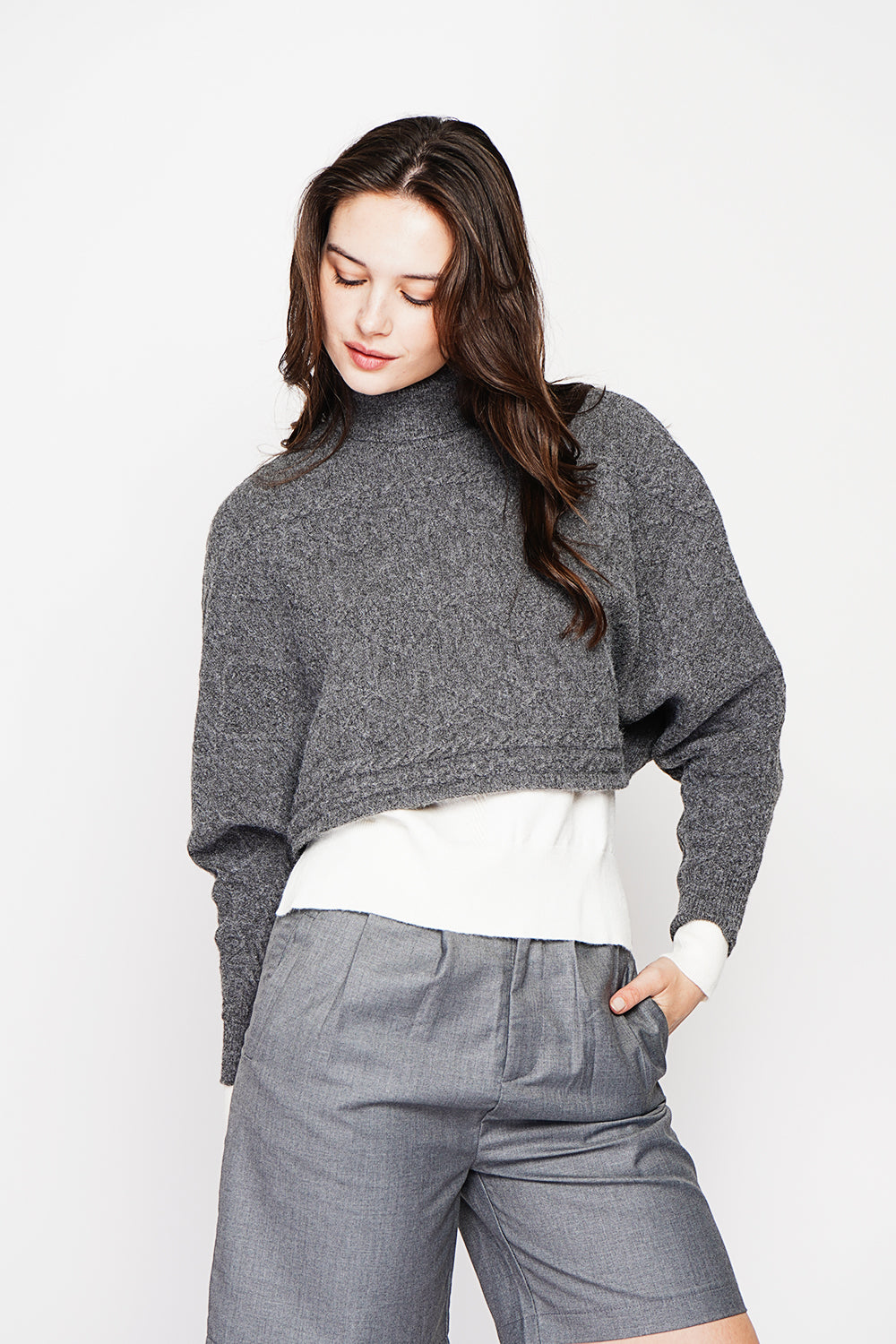 Short turtleneck poncho with long sleeves – Dark gray – C&Jo