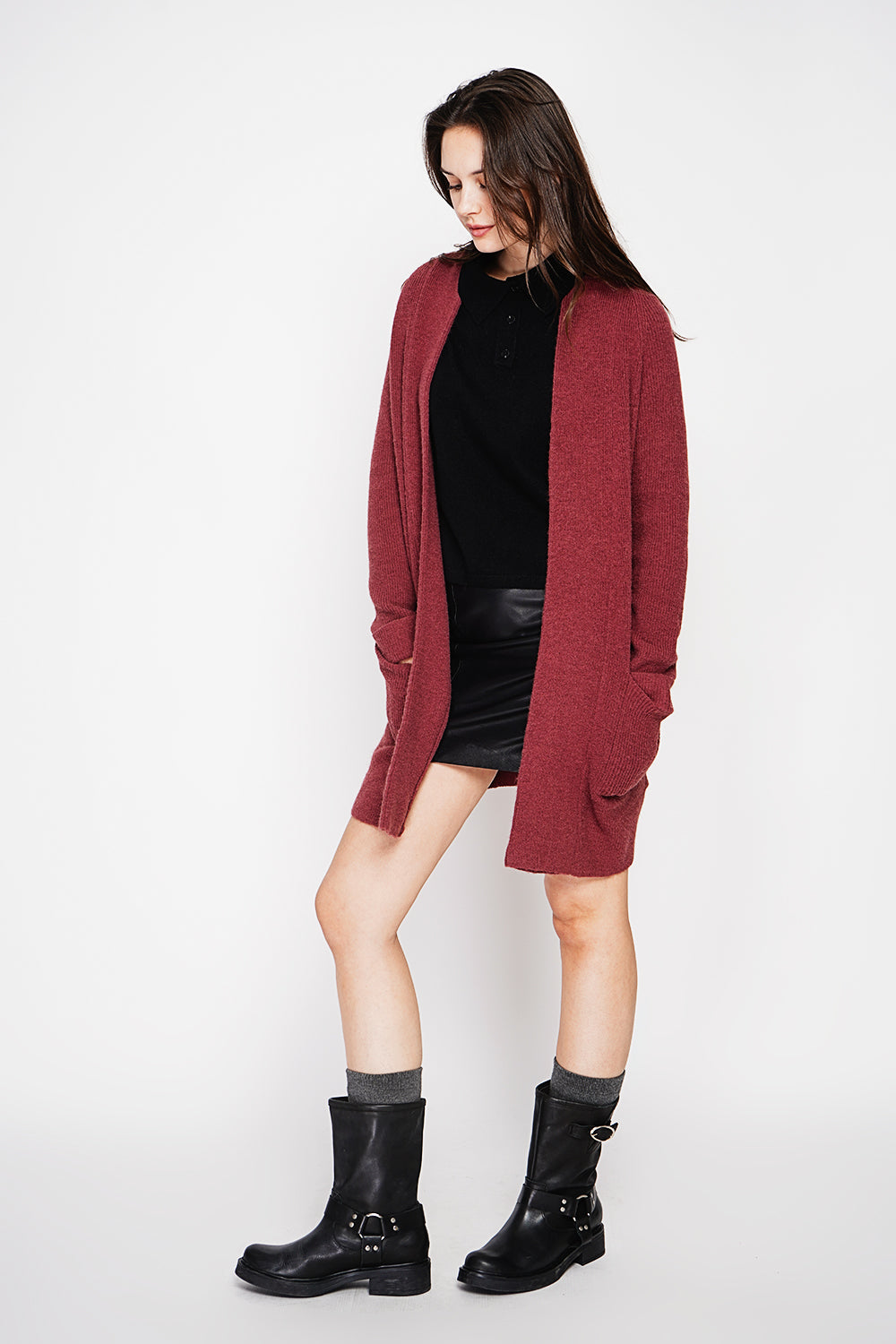 Long shawl collar cardigan with double patch pockets on the front, long sleeves and turned-in cuffs