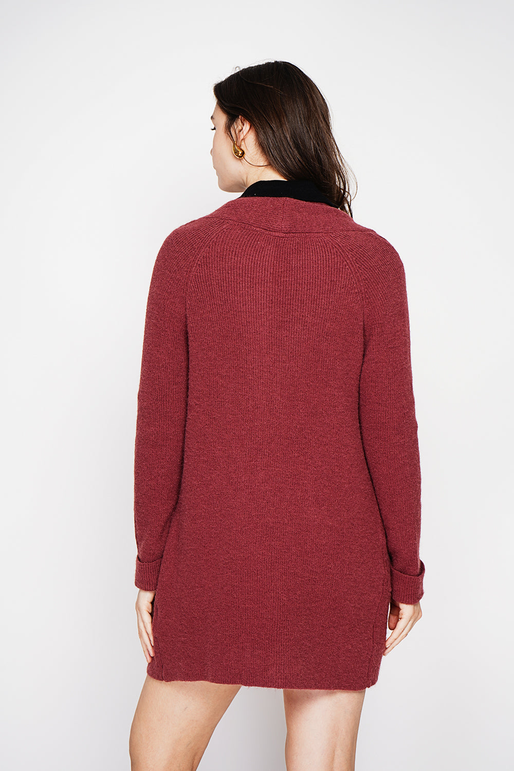 Long shawl collar cardigan with double patch pockets on the front, long sleeves and turned-in cuffs