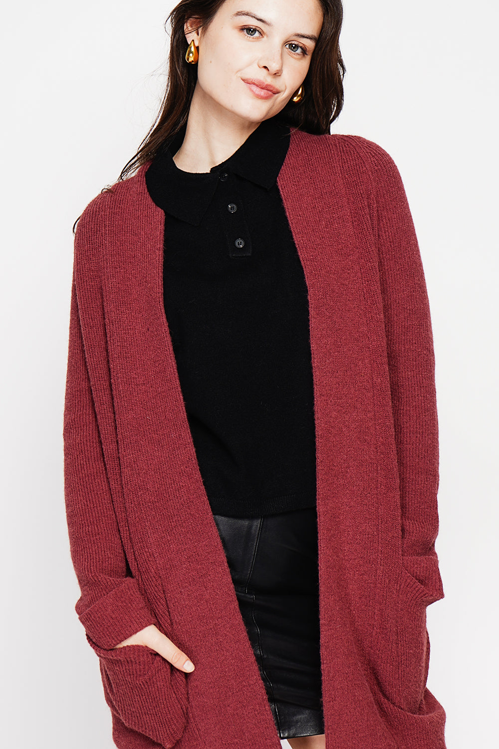 Long shawl collar cardigan with double patch pockets on the front, long sleeves and turned-in cuffs