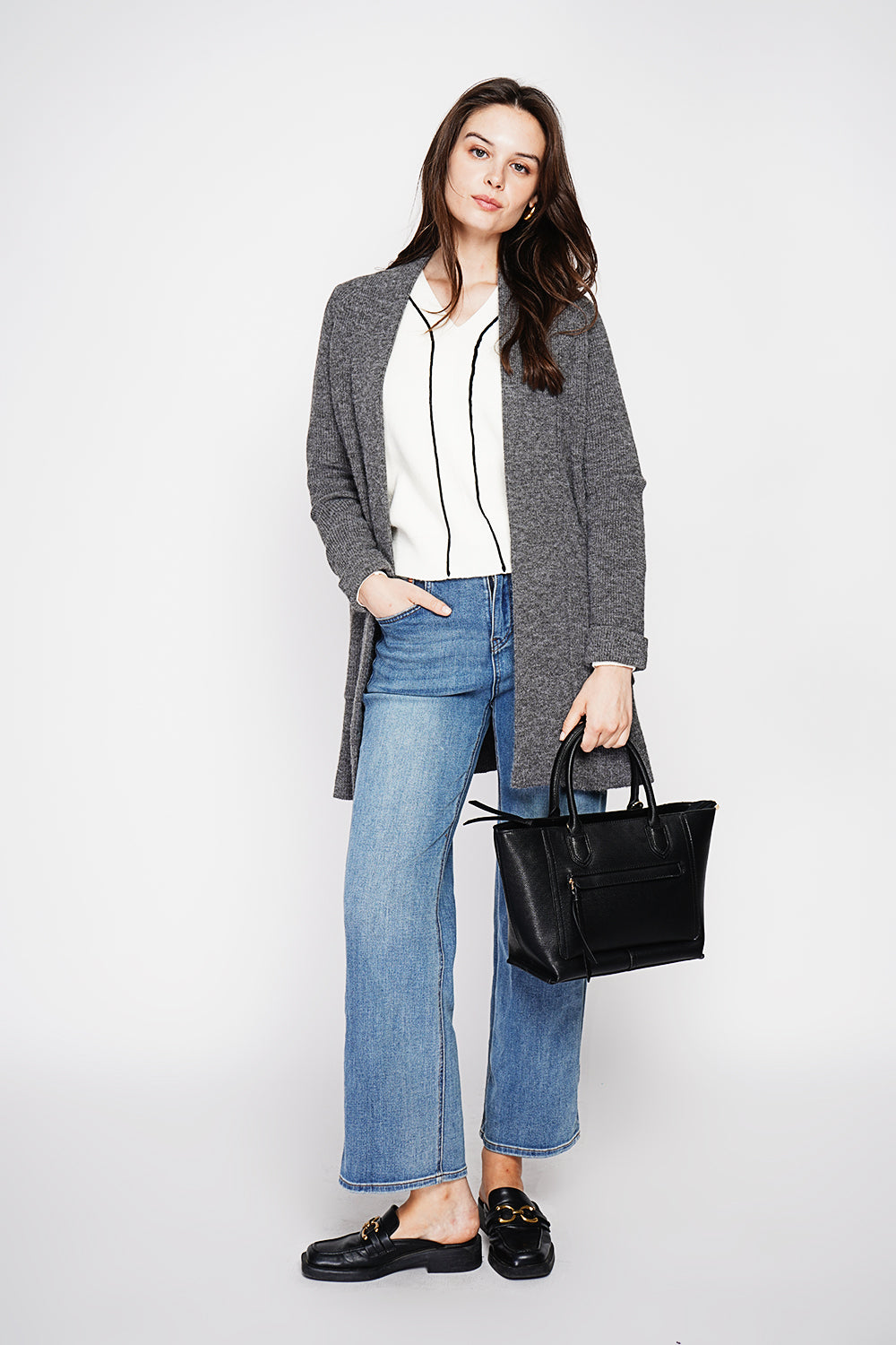 Long shawl collar cardigan with double patch pockets on the front, long sleeves and turned-in cuffs