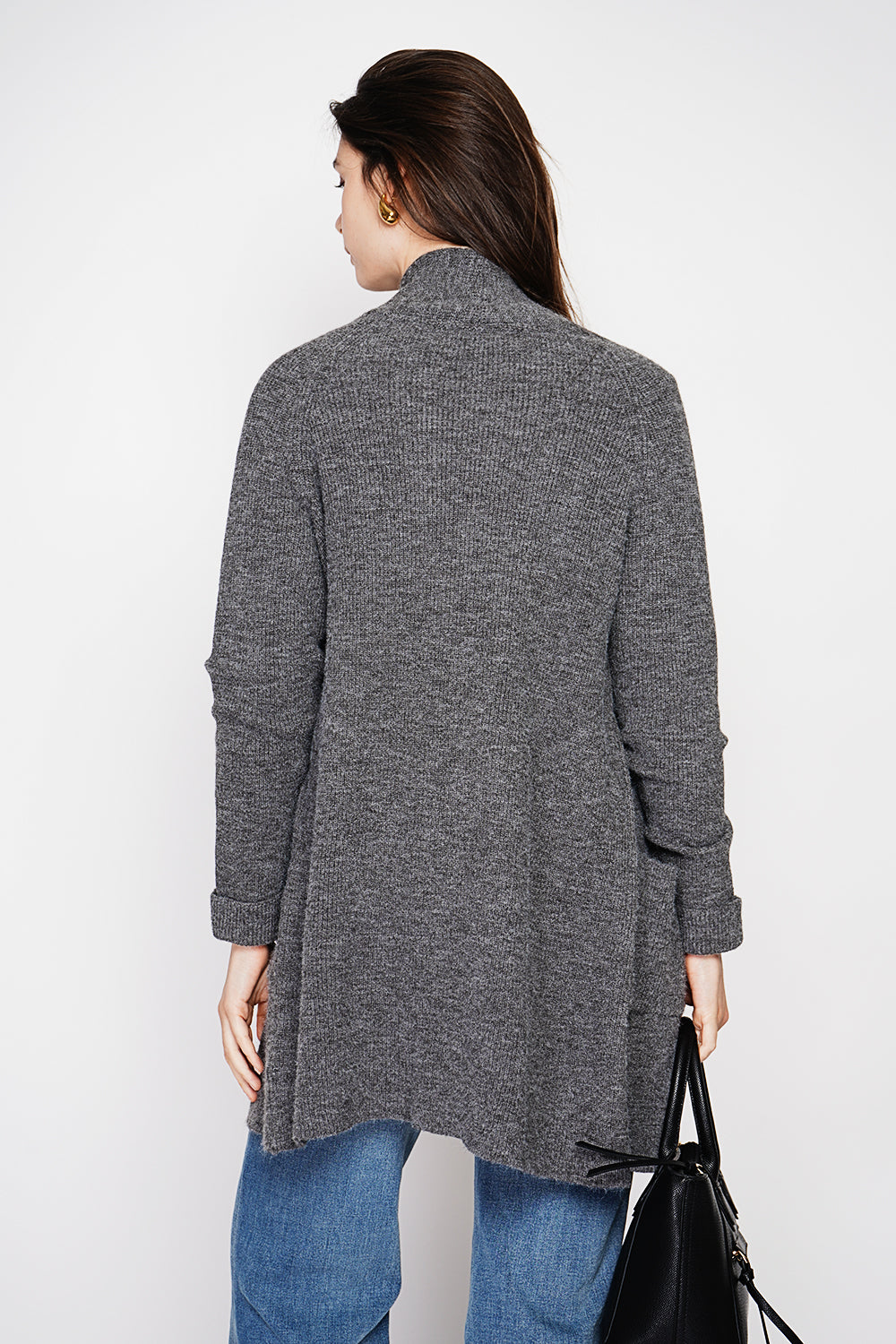 Long shawl collar cardigan with double patch pockets on the front, long sleeves and turned-in cuffs