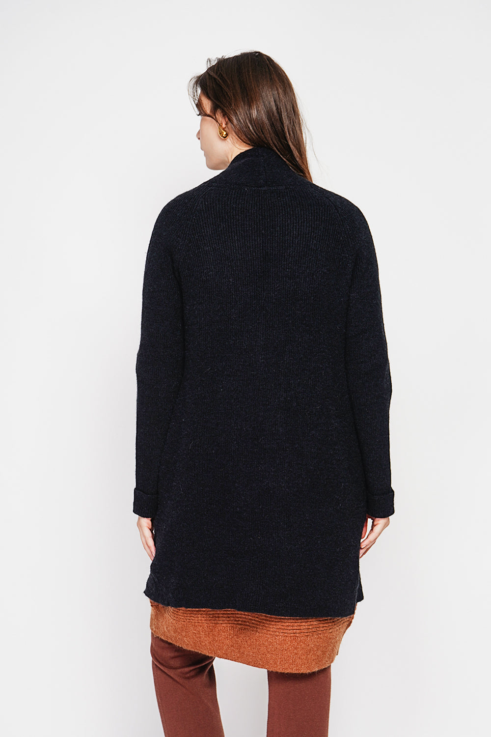 Long shawl collar cardigan with double patch pockets on the front, long sleeves and turned-in cuffs