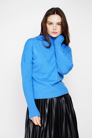 Oversized ribbed turtleneck sweater with long sleeves