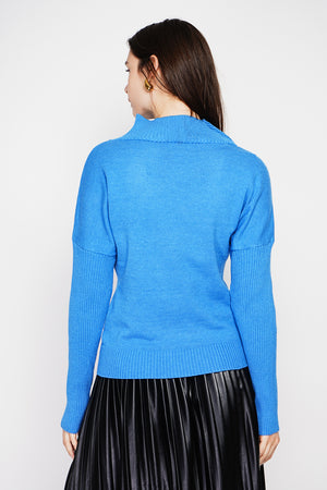 Oversized ribbed turtleneck sweater with long sleeves