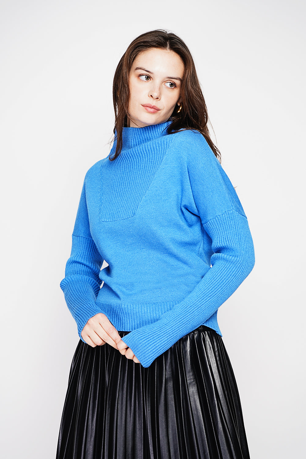 Oversized ribbed turtleneck sweater with long sleeves