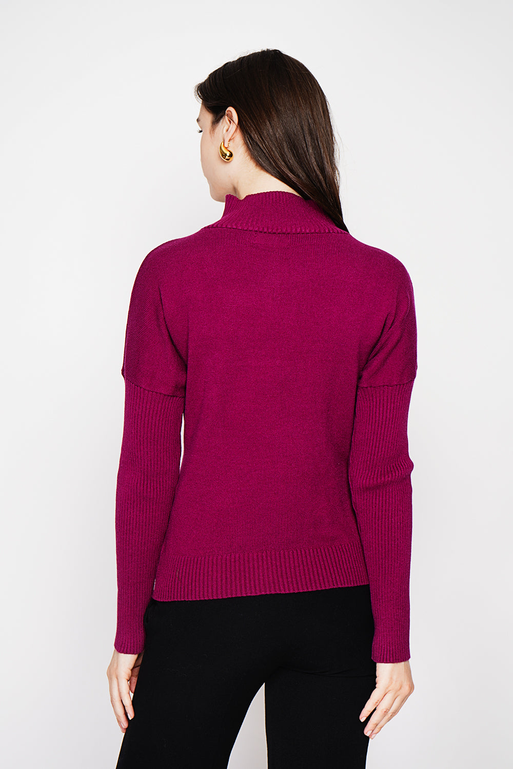 Oversized ribbed turtleneck sweater with long sleeves