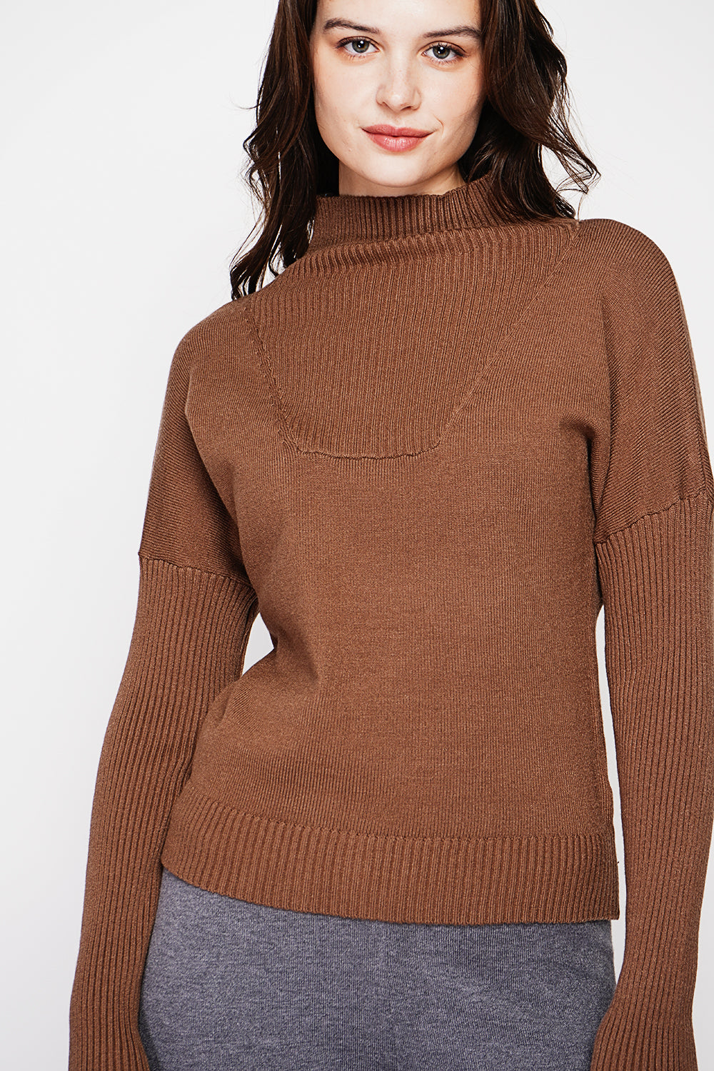 Oversized ribbed turtleneck sweater with long sleeves