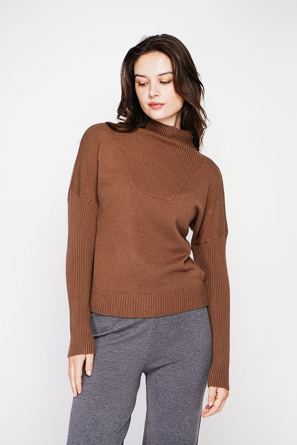 Oversized ribbed turtleneck sweater with long sleeves