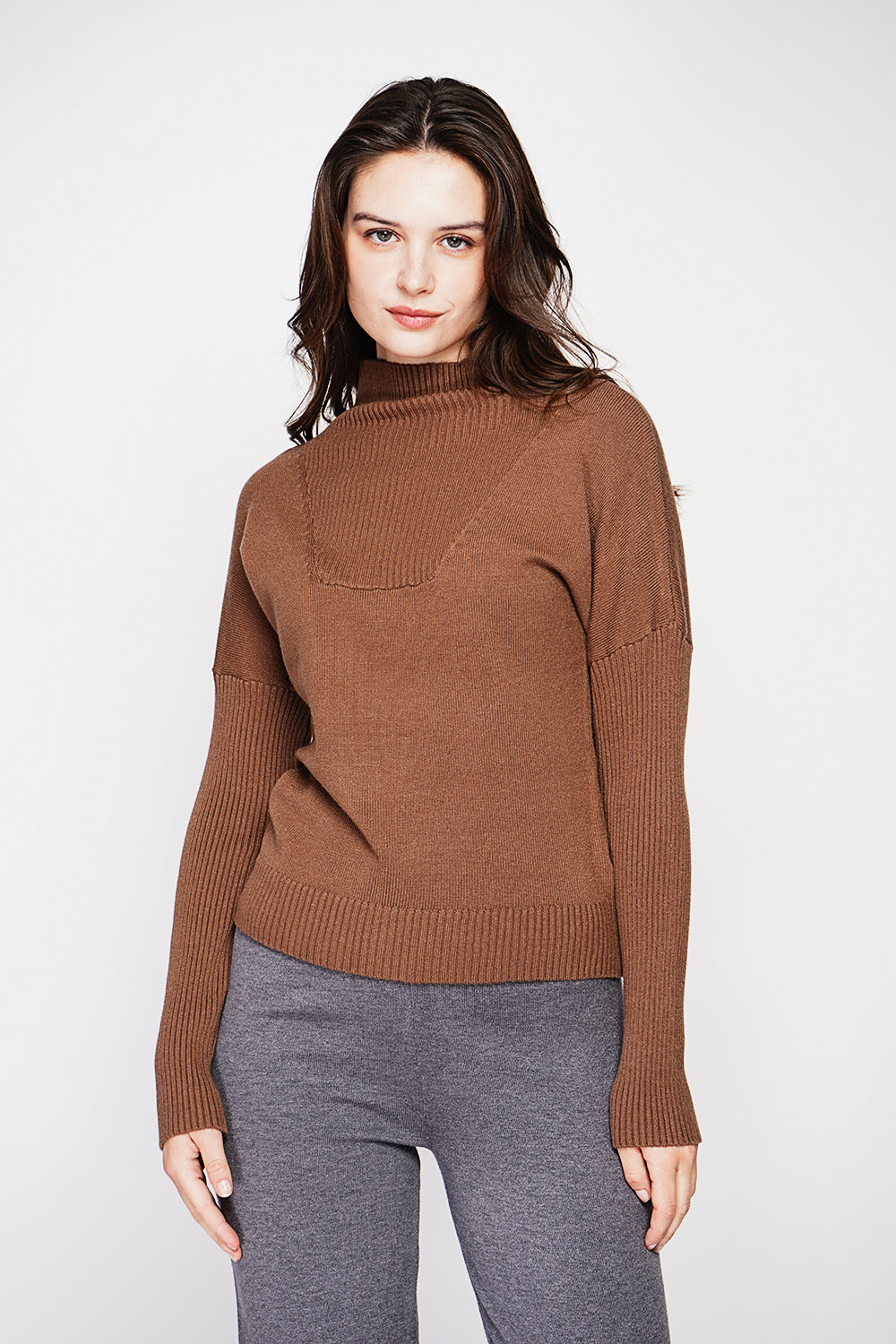Oversized ribbed turtleneck sweater with long sleeves