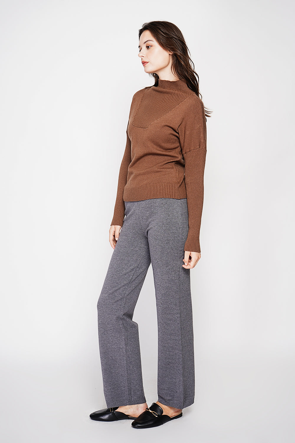 Oversized ribbed turtleneck sweater with long sleeves