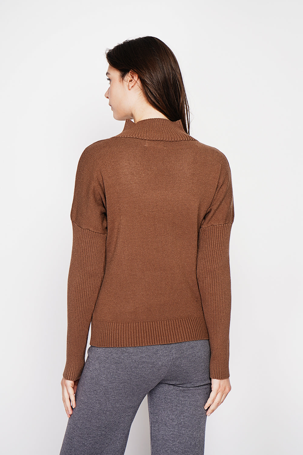 Oversized ribbed turtleneck sweater with long sleeves