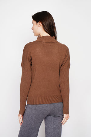 Oversized ribbed turtleneck sweater with long sleeves