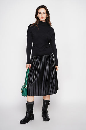 Oversized ribbed turtleneck sweater with long sleeves