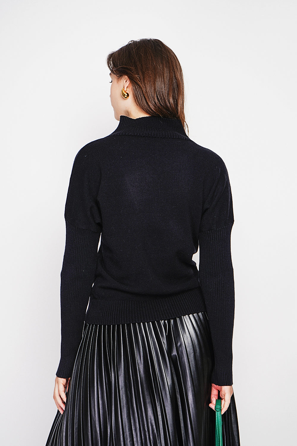 Oversized ribbed turtleneck sweater with long sleeves
