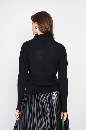 Oversized ribbed turtleneck sweater with long sleeves