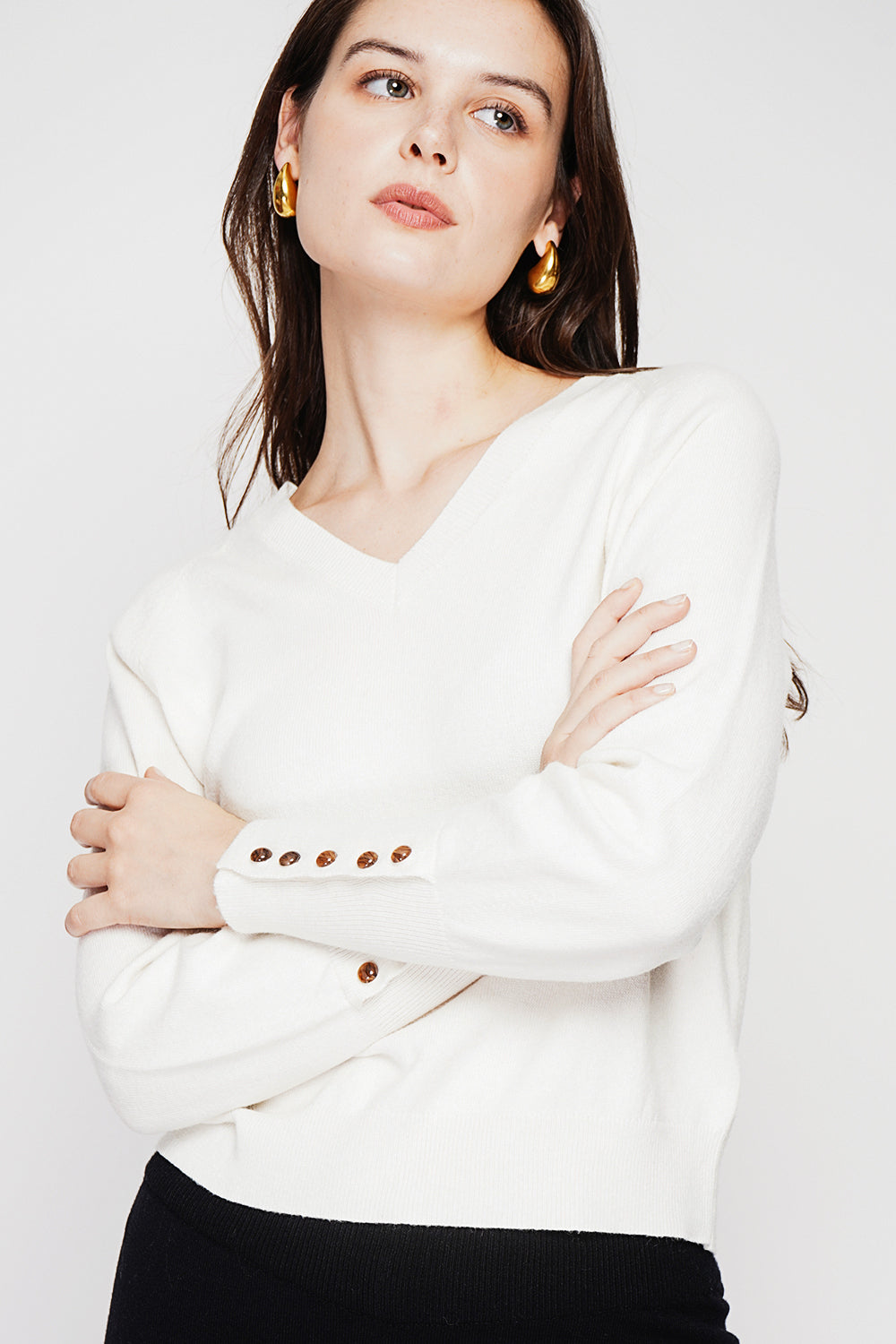 Oversized V-neck sweater with button placket at the bottom of the long sleeves – Off white – C&Jo