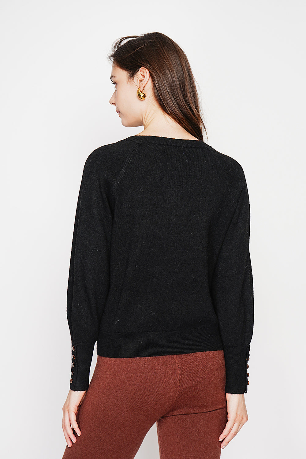 Oversized V-neck sweater with button placket at the bottom of the long sleeves – Black – C&Jo