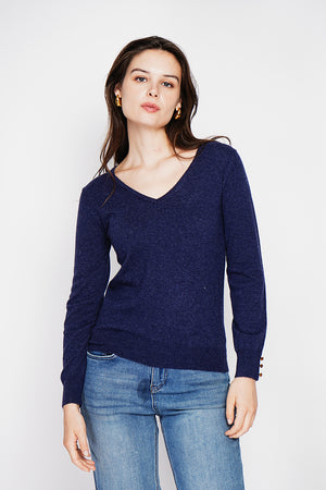 Classic V-neck sweater knitted in 2 threads with long sleeves