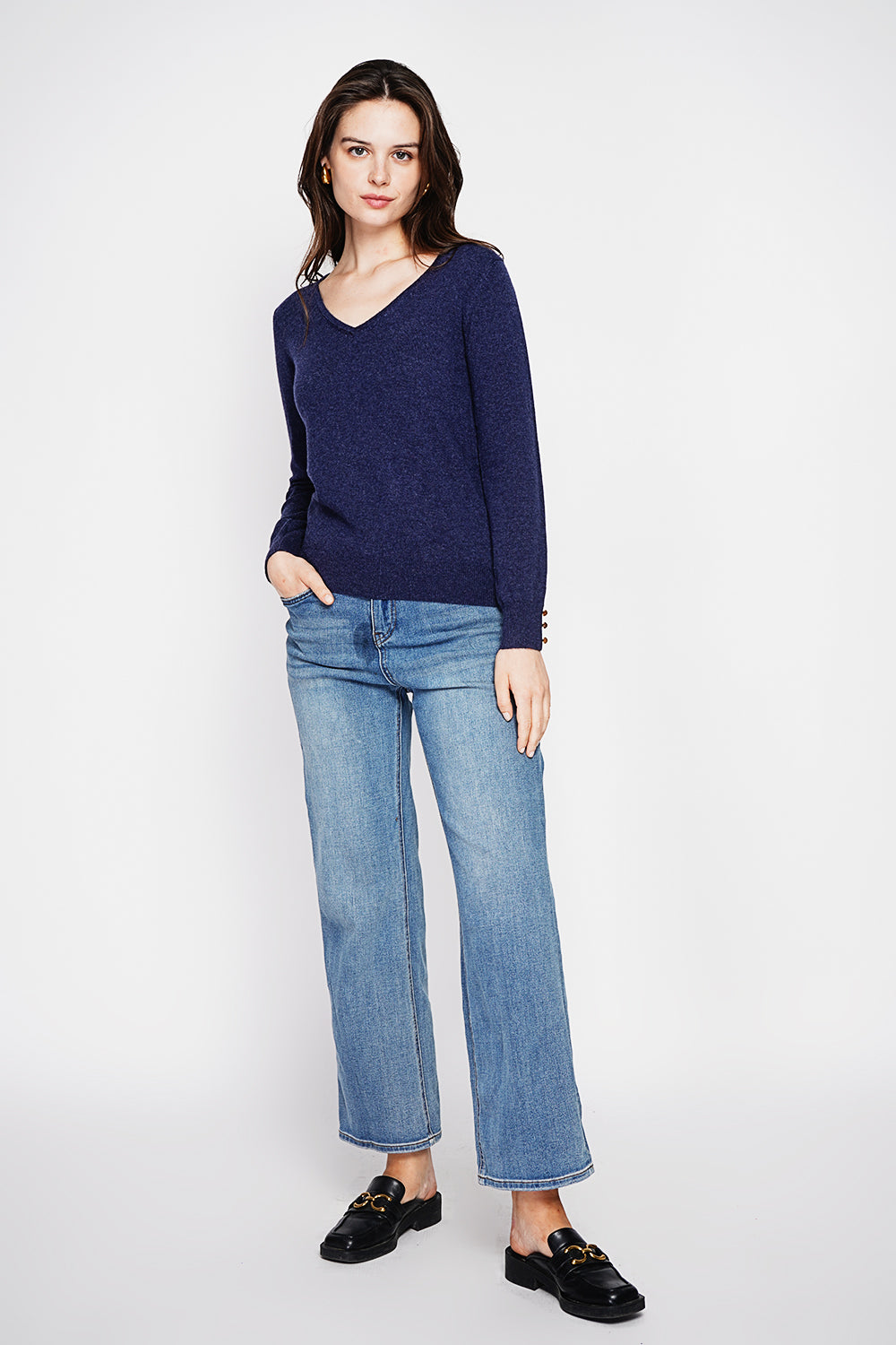 Classic V-neck sweater knitted in 2 threads with long sleeves
