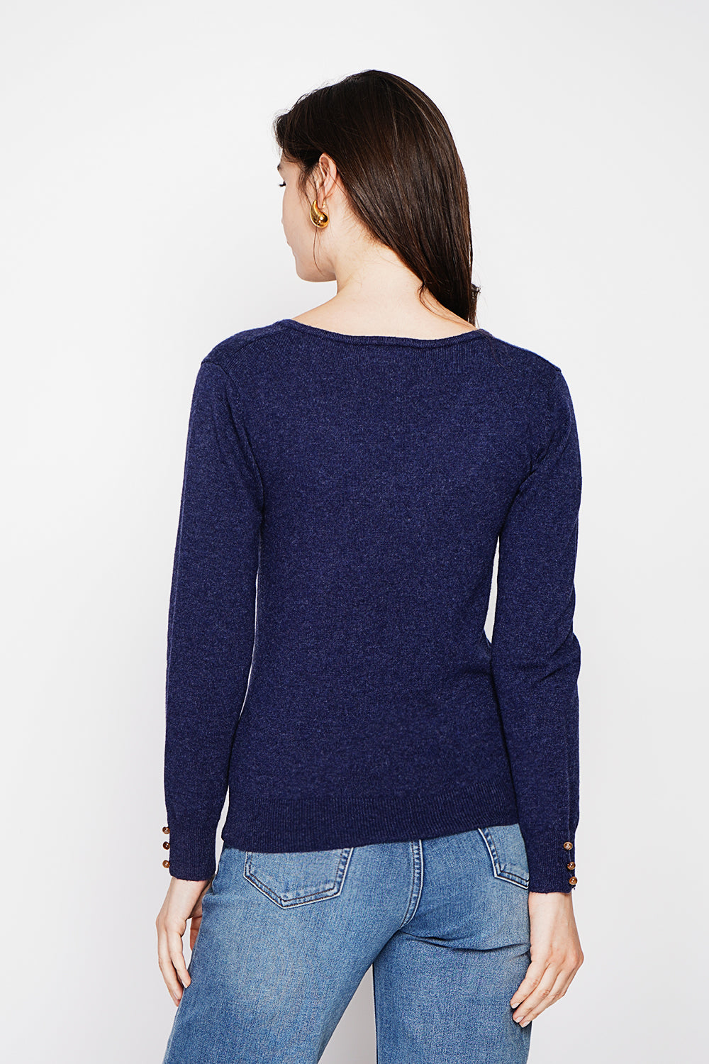 Classic V-neck sweater knitted in 2 threads with long sleeves
