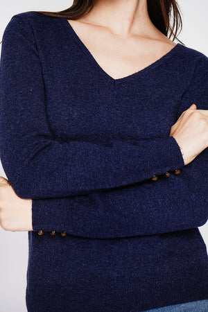 Classic V-neck sweater knitted in 2 threads with long sleeves