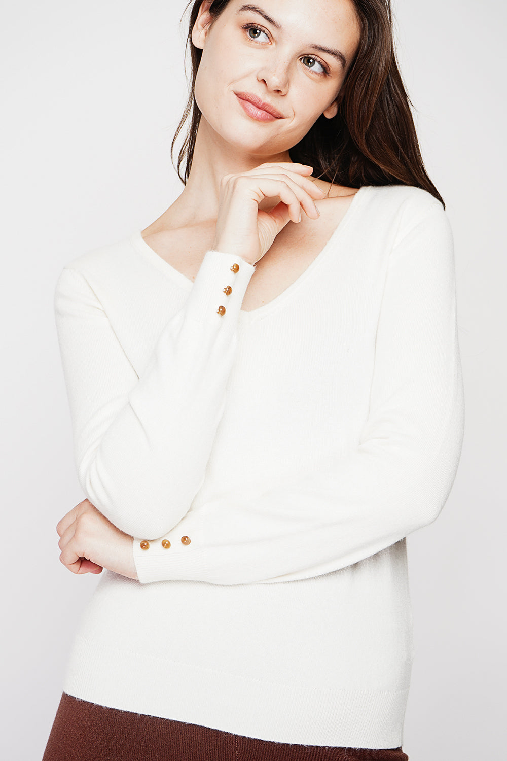 Classic V-neck sweater knitted in 2 threads with long sleeves