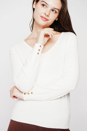 Classic V-neck sweater knitted in 2 threads with long sleeves