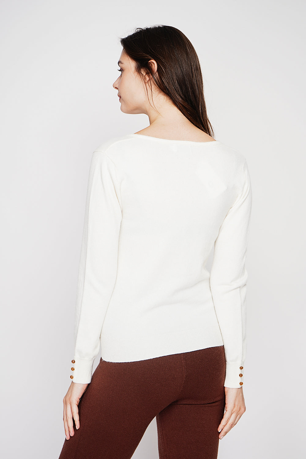 Classic V-neck sweater knitted in 2 threads with long sleeves
