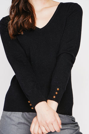Classic V-neck sweater knitted in 2 threads with long sleeves