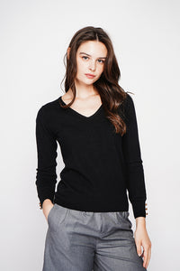 Classic V-neck sweater knitted in 2 threads with long sleeves