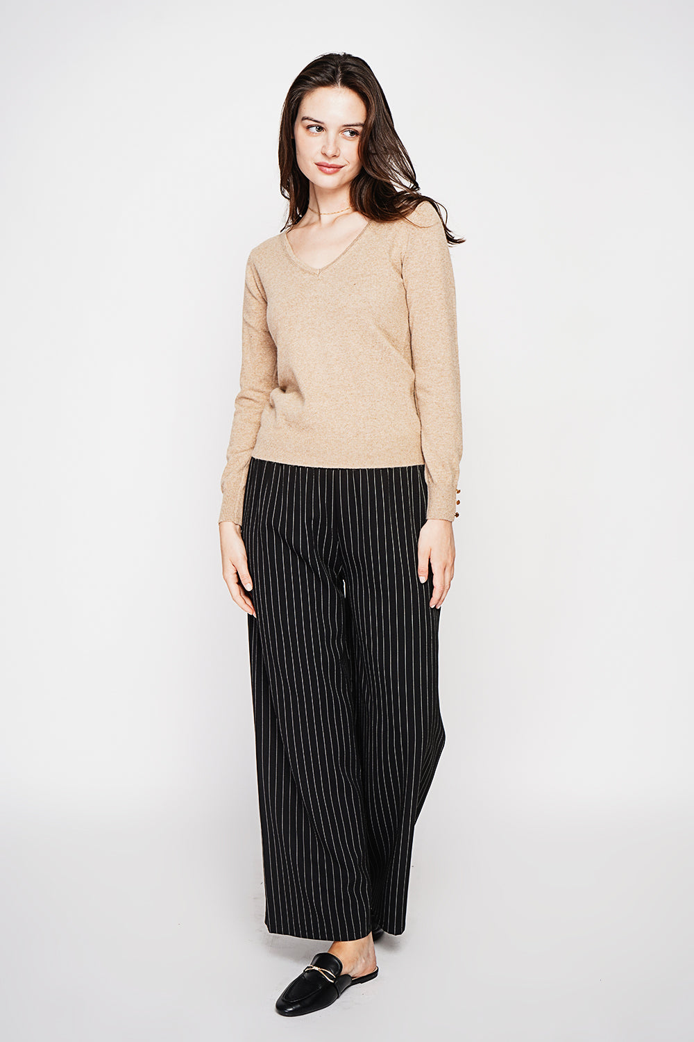 Classic V-neck sweater knitted in 2 threads with long sleeves