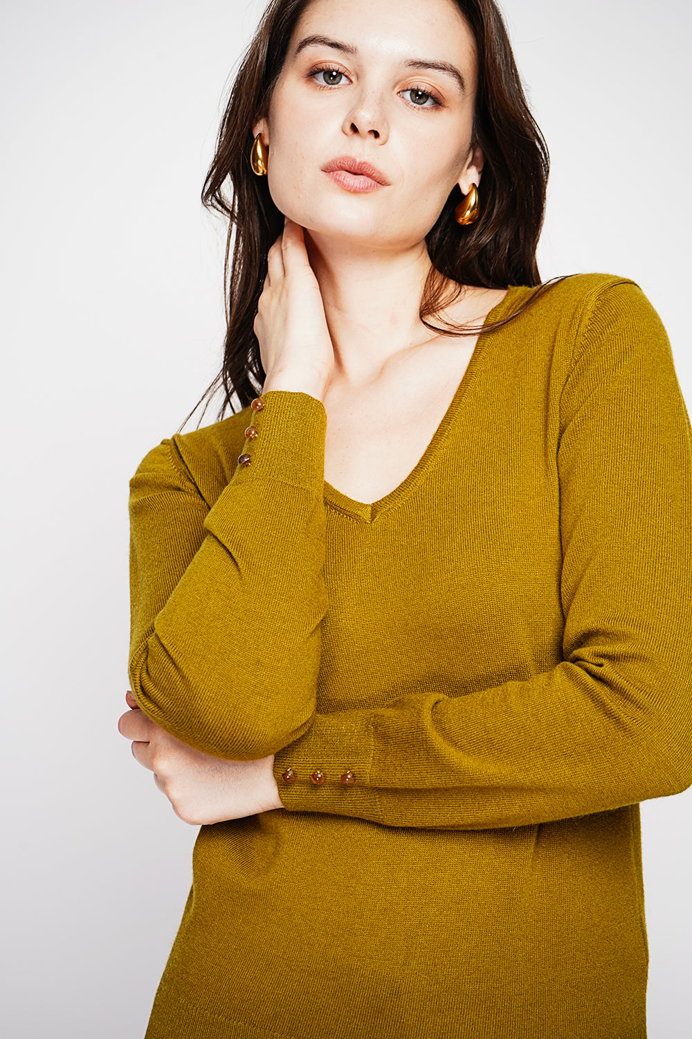 Classic V-neck sweater knitted in 2 threads with long sleeves