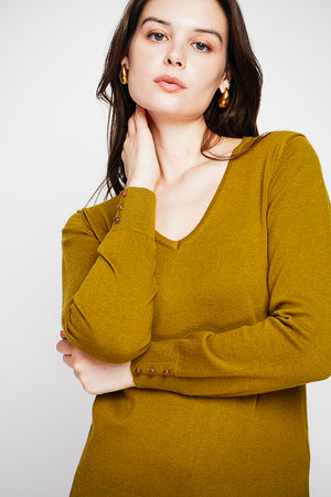 Classic V-neck sweater knitted in 2 threads with long sleeves
