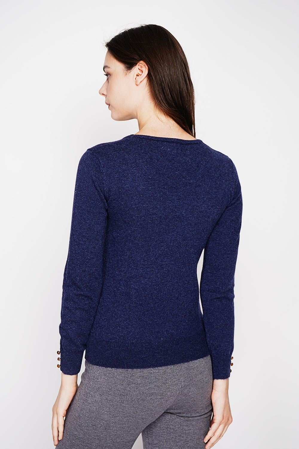 Classic round neck sweater knitted in 2 threads with long sleeves